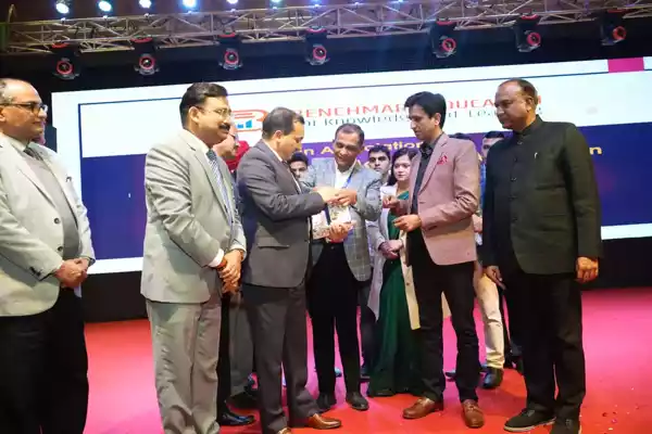 Shri Anurag Tripathi, Secretary, Central Board of Secondary Education also released the book along with Dr. Kumar Vishwas.