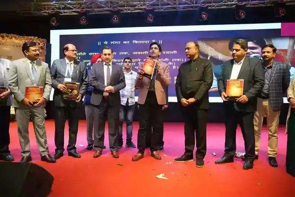 Shri Anurag Tripathi, Secretary, Central Board of Secondary Education also released the book along with Dr. Kumar Vishwas.