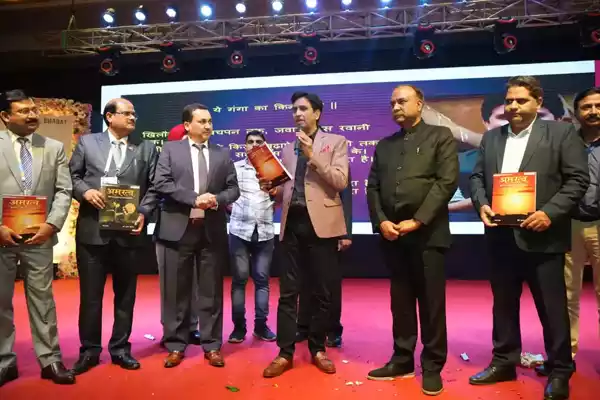 Shri Anurag Tripathi, Secretary, Central Board of Secondary Education also released the book along with Dr. Kumar Vishwas.