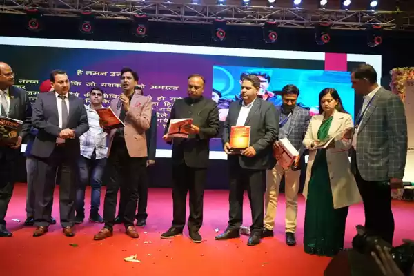 Shri Anurag Tripathi, Secretary, Central Board of Secondary Education also released the book along with Dr. Kumar Vishwas.