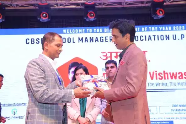 Shri Anurag Tripathi, Secretary, Central Board of Secondary Education also released the book along with Dr. Kumar Vishwas.