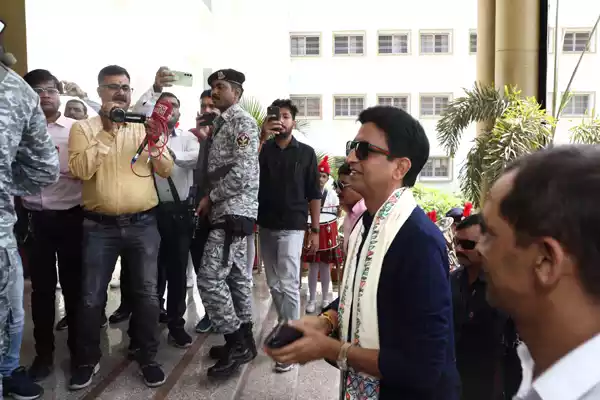 In the program organized by Benchmark Education at "Sant Atulanand Convent School" of Varanasi, the guide of the youth, world famous poet Dr. Kumar Vishwas ji conducted the chatron. With the aim of giving a healthy and meaningful diet to the child