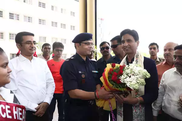 In the program organized by Benchmark Education at "Sant Atulanand Convent School" of Varanasi, the guide of the youth, world famous poet Dr. Kumar Vishwas ji conducted the chatron. With the aim of giving a healthy and meaningful diet to the child