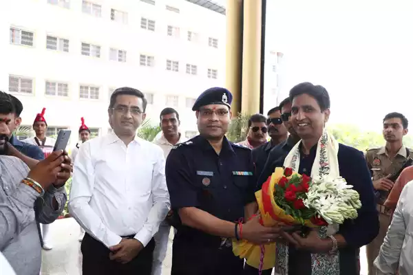 In the program organized by Benchmark Education at "Sant Atulanand Convent School" of Varanasi, the guide of the youth, world famous poet Dr. Kumar Vishwas ji conducted the chatron. With the aim of giving a healthy and meaningful diet to the child