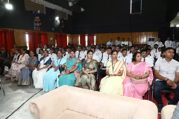 In the program organized by Benchmark Education at "Sant Atulanand Convent School" of Varanasi, the guide of the youth, world famous poet Dr. Kumar Vishwas ji conducted the chatron. With the aim of giving a healthy and meaningful diet to the child