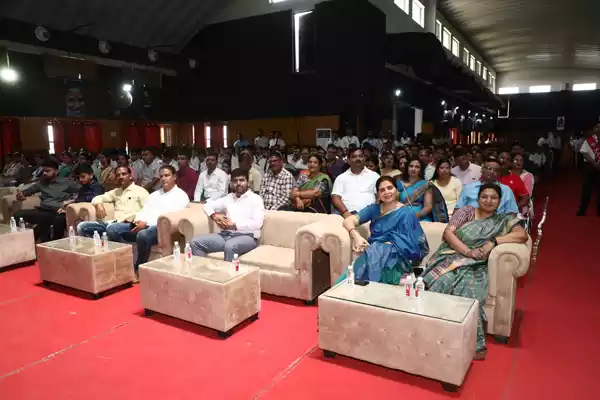 In the program organized by Benchmark Education at "Sant Atulanand Convent School" of Varanasi, the guide of the youth, world famous poet Dr. Kumar Vishwas ji conducted the chatron. With the aim of giving a healthy and meaningful diet to the child