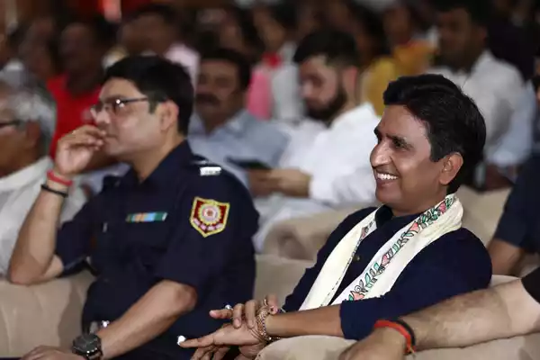 In the program organized by Benchmark Education at "Sant Atulanand Convent School" of Varanasi, the guide of the youth, world famous poet Dr. Kumar Vishwas ji conducted the chatron. With the aim of giving a healthy and meaningful diet to the child