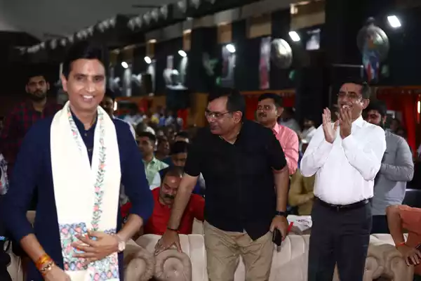 In the program organized by Benchmark Education at "Sant Atulanand Convent School" of Varanasi, the guide of the youth, world famous poet Dr. Kumar Vishwas ji conducted the chatron. With the aim of giving a healthy and meaningful diet to the child