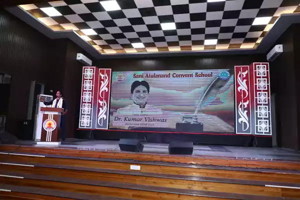 In the program organized by Benchmark Education at "Sant Atulanand Convent School" of Varanasi, the guide of the youth, world famous poet Dr. Kumar Vishwas ji conducted the chatron. With the aim of giving a healthy and meaningful diet to the child