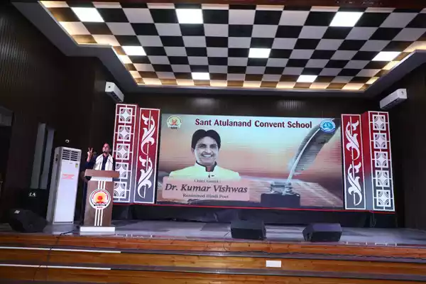 In the program organized by Benchmark Education at "Sant Atulanand Convent School" of Varanasi, the guide of the youth, world famous poet Dr. Kumar Vishwas ji conducted the chatron. With the aim of giving a healthy and meaningful diet to the child