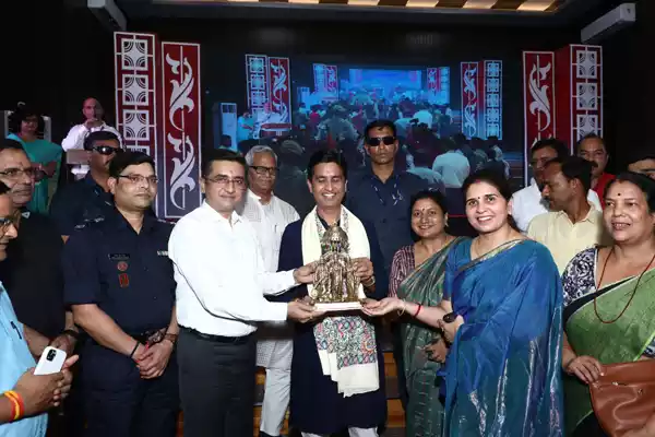 In the program organized by Benchmark Education at "Sant Atulanand Convent School" of Varanasi, the guide of the youth, world famous poet Dr. Kumar Vishwas ji conducted the chatron. With the aim of giving a healthy and meaningful diet to the child