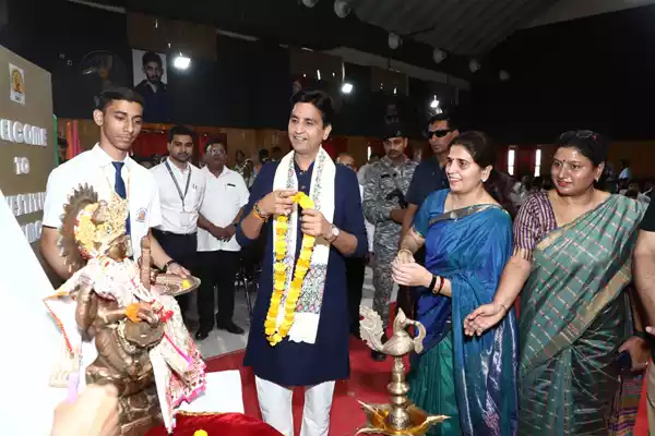 In the program organized by Benchmark Education at "Sant Atulanand Convent School" of Varanasi, the guide of the youth, world famous poet Dr. Kumar Vishwas ji conducted the chatron. With the aim of giving a healthy and meaningful diet to the child