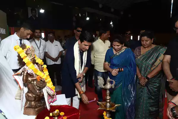 In the program organized by Benchmark Education at "Sant Atulanand Convent School" of Varanasi, the guide of the youth, world famous poet Dr. Kumar Vishwas ji conducted the chatron. With the aim of giving a healthy and meaningful diet to the child