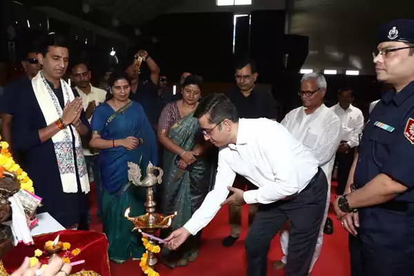 In the program organized by Benchmark Education at "Sant Atulanand Convent School" of Varanasi, the guide of the youth, world famous poet Dr. Kumar Vishwas ji conducted the chatron. With the aim of giving a healthy and meaningful diet to the child