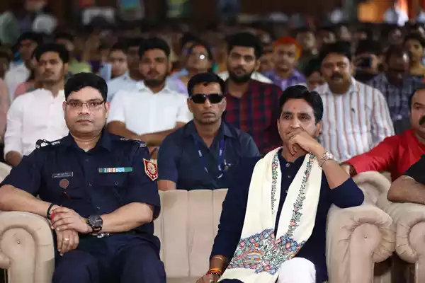 In the program organized by Benchmark Education at "Sant Atulanand Convent School" of Varanasi, the guide of the youth, world famous poet Dr. Kumar Vishwas ji conducted the chatron. With the aim of giving a healthy and meaningful diet to the child