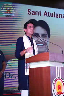 In the program organized by Benchmark Education at "Sant Atulanand Convent School" of Varanasi, the guide of the youth, world famous poet Dr. Kumar Vishwas ji conducted the chatron. With the aim of giving a healthy and meaningful diet to the child