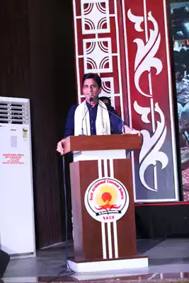 In the program organized by Benchmark Education at "Sant Atulanand Convent School" of Varanasi, the guide of the youth, world famous poet Dr. Kumar Vishwas ji conducted the chatron. With the aim of giving a healthy and meaningful diet to the child