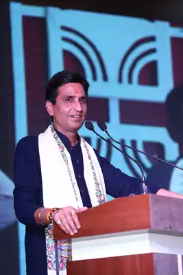 In the program organized by Benchmark Education at "Sant Atulanand Convent School" of Varanasi, the guide of the youth, world famous poet Dr. Kumar Vishwas ji conducted the chatron. With the aim of giving a healthy and meaningful diet to the child