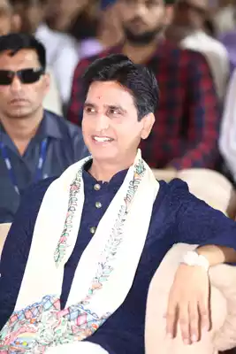 In the program organized by Benchmark Education at "Sant Atulanand Convent School" of Varanasi, the guide of the youth, world famous poet Dr. Kumar Vishwas ji conducted the chatron. With the aim of giving a healthy and meaningful diet to the child