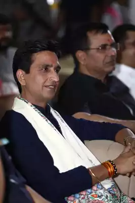 In the program organized by Benchmark Education at "Sant Atulanand Convent School" of Varanasi, the guide of the youth, world famous poet Dr. Kumar Vishwas ji conducted the chatron. With the aim of giving a healthy and meaningful diet to the child