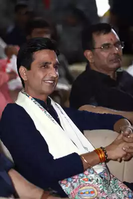 In the program organized by Benchmark Education at "Sant Atulanand Convent School" of Varanasi, the guide of the youth, world famous poet Dr. Kumar Vishwas ji conducted the chatron. With the aim of giving a healthy and meaningful diet to the child